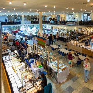 💎✨ Es glitzert wieder im Gürzenich Köln! ✨💎
Am 15. & 16. November heißt es: Willkommen zu den Edelsteintagen Köln!
Taucht ein in die funkelnde Welt der Mineralien, Kristalle und edlen Steine – faszinierend, magisch und einzigartig wie die Natur selbst. 🌈💫
🌟 Neu in diesem Jahr: Das beliebte Geoden-Knacken für Groß & Klein!
Werdet selbst zu Entdecker:innen und öffnet euer eigenes Naturwunder – jede Geode ein echtes Unikat voller Überraschungen! 🪨💥
🕒 Öffnungszeiten:
📅 Samstag: 11–18 Uhr
📅 Sonntag (stiller Feiertag): 13–18 Uhr - bitte geänderte öffnungszeitenbeachten!
👧🧒 Kinder bis 14 Jahre haben in Begleitung eines Erwachsenen freien Eintritt! ❤️
#Edelsteintage #EdelsteintageKöln #GürzenichKöln #Edelsteine #Mineralien #Kristalle #Fossilien #Schmuckunikate #GeodenKnacken #FaszinationNatur #SchätzeDerErde #Glitzermomente #Geschenkideen #Familienevent #VeranstaltungenInKöln