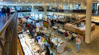 ✨ Der Countdown läuft – die Spannung steigt! ✨

Bald ist es soweit: Die **Edelsteintage im Gürzenich Köln** öffnen wieder ihre Türen! 💎

Über **50 Aussteller** aus ganz Deutschland und dem Ausland präsentieren ihre funkelnden Schätze – von glitzernden **Edelsteinen** und edlem **Schmuck** bis hin zu faszinierenden **Mineralien** und uralten **Fossilien**. 🌍

🕓 **Öffnungszeiten:**
📅 15.11.2025 → 11–18 Uhr
📅 16.11.2025 → 13–18 Uhr *(wegen Volkstrauertag ab 13 Uhr)*

👧🧒 **Kinder bis 14 Jahre** haben in Begleitung eines Erwachsenen **freien Eintritt!**

💥 Und das Highlight 2025:
Zum **ersten Mal dabei – Geoden knacken!**
Die geheimnisvollen „Überraschungseier der Natur“ warten darauf, von euch geöffnet zu werden! 🪨✨

#EdelsteintageKöln #Gürzenich #Edelsteine #Mineralien #Schmuck #Fossilien #Geodenknacken #KölnEvent #Familienausflug #Naturwunder #GlitzerndeSchätze #KölnErleben #EventTipp