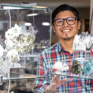 ✨ Sie kommen aus aller Welt… 🌍
über 60 Aussteller freuen sich auf die
Edelsteintage Bremen 💎

💬 Funkelnde Edelsteine
💬 besondere Mineralien & Fossilien
💬 handgefertigter Schmuck
💬 echte Schätze zum Kaufen

👀 Auf den Bildern:
einige der Aussteller, die mit dabei sind –
und das ist erst der Anfang ✨

📍 Messe Bremen
🗓 14. + 15. Februar

👉 Komm vorbei & entdecke deinen Schatz
#Edelsteintage #EdelsteintageBremen #MesseBremen #Aussteller #Edelsteine #Mineralien #Fossilien #Schmuckdesign #Gemshow #BremenEvents #Schätze #Kristallliebe