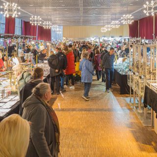 ✨ Edelsteintage Hannover 2026 ✨
In einer Woche ist es soweit!
Am 21. + 22. März verwandelt sich die Glashalle im HCC wieder in ein Paradies für Mineralien- und Schmuckliebhaber.
Über 60 internationale Aussteller präsentieren seltene Mineralien, funkelnde Kristalle, Fossilien, Schmuckstücke und viele besondere Sammlerstücke.
💎 Entdecken
💎 Staunen
💎 Schätze finden
Ein echtes Familienevent:
Kinder bis 14 Jahre haben in Begleitung freien Eintritt.
📍 Glashalle im HCC – Hannover
📅 21.–22.03.2026
Wir freuen uns auf euch! ✨
#edelsteintage #hannover #mineralien #edelsteine #kristalle #fossilien #schmuck #mineralienbörse #edelsteinenergie #familienevent #crystalevents