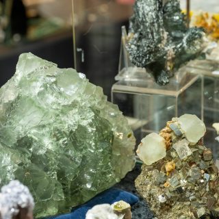✨ Die Edelsteintage gehen weiter! 💎
Nach Konstanz und Hannover freuen wir uns auf die nächsten funkelnden Wochenenden voller Mineralien, Edelsteine und einzigartiger Schmuckstücke.

📍 Offenbach – 19.+20.09.2026
📍 Dortmund – 17.+18.10.2026

Kommt vorbei und entdeckt faszinierende Kristalle, seltene Schätze und besondere Highlights aus der Welt der Edelsteine ✨

#Edelsteintage #EdelsteintageOffenbach #EdelsteintageDortmund #Mineralienbörse #Edelsteine #Mineralien #Fossilien #Kristalle #Schmuck #Opale #Gemstones #CrystalLove #Schmuckliebe #geodenKnacken #Mineralien #CrystalEvents #Edelsteinmesse #Heilsteine #Schmuckdesign #Handgemacht #FunkelndeMomente #EdelsteinMesse #Glitzerliebe #BeautifulStones #Kristallenergie #Lifestyle #Wochenendtipps #SchätzeDerErde