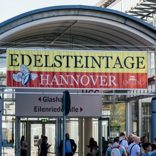✨💎 Die Edelsteintage Hannover 2026 rücken näher! 💎✨

Am 5. & 6. September öffnet das HCC Hannover wieder seine Türen für alle Fans von Edelsteinen, Mineralien, Fossilien und Schmuck. 🌍✨

👨‍👩‍👧‍👦 Perfekt für die ganze Familie: Kinder bis 14 Jahre erhalten in Begleitung eines Erwachsenen freien Eintritt.

Freut euch auf einzigartige Aussteller, faszinierende Schätze aus aller Welt und spannende Mitmach-Aktionen. Besonders beliebt:
🔹 Geoden knacken
🔹 Live-Schleifvorführungen
🔹 Entdecken, Staunen & Sammeln

Erlebt die faszinierende Welt der Kristalle und Edelsteine hautnah und lasst euch von ihrer Vielfalt begeistern. ✨

🎟️ Tickets gibt es bereits online!
Sichert euch noch bis zum 16.08.2026 vergünstigte Early-Bird-Tickets und spart beim Eintritt. 👇

#EdelsteintageHannover #Edelsteine #Mineralien #Fossilien #Schmuck #Heilsteine #Kristalle #Mineralienbörse #Mineralienmesse #Schmuckmesse #GeodenKnacken #Hannover #EventsHannover #Familienevent #CrystalEvents #HCCHannover

https://eventfrog.de/de/p/maerkte/sammlermarkt/edelsteintage-hannover-05-09-06-09-2026-7442234705267680456.html